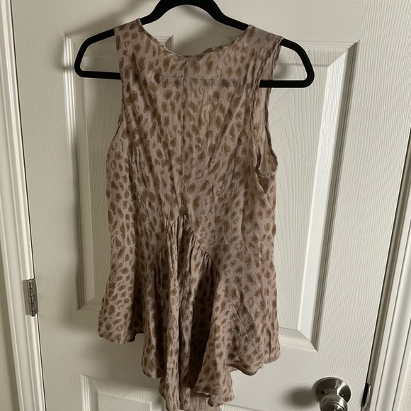 Women Leopard Print Sleeveless Blouse size medium - Picture 5 of 10